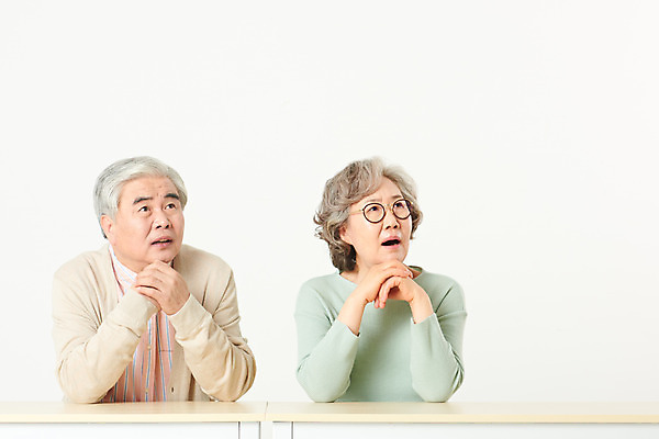 포토 JPG 스튜디오촬영 부부 응시 여자 할아버지 노년 남자 할머니 가족 실내 앉기 상반신 두명 앞모습 실버라이프 노부부 턱괴기 한국인 60대 책상 고민 흰배경 노인만 국내포토 라이프스타일 커플 시선 감정 뷰포인트 가구 백그라운드 관계 모션 사람 동양인 성인 내부 흰색 성인만 파일형식