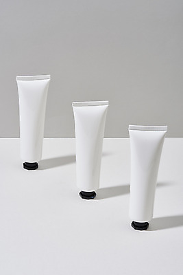 포토 JPG 스튜디오촬영 회색배경 실내 사람없음 화장품 용기 세개 오브젝트 치약 공병 튜브용기 핸드크림 목업 국내포토 그릇 백그라운드 3 내부 위생용품 뷰티 회색 용기_그릇 병_담는 파일형식