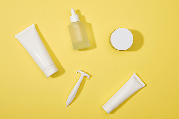 포토 JPG 스튜디오촬영 실내 사람없음 하이앵글 노란색 여러개 화장품 오브젝트 치약 면도기 공병 노란배경 수분크림 일회용면도기 튜브용기 목업 플랫레이 국내포토 뷰포인트 컬러 다수 백그라운드 내부 위생용품 뷰티 용기_그릇 플랫 병_담는 파일형식