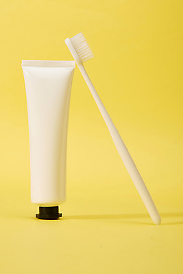 포토 JPG 스튜디오촬영 실내 건강 사람없음 노란색 화장품 양치 칫솔 오브젝트 치약 노란배경 목업 국내포토 컬러 백그라운드 내부 위생용품 뷰티 청결 파일형식