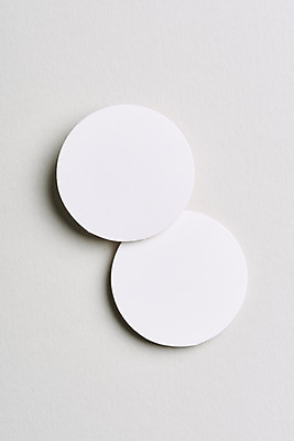 포토 JPG 스튜디오촬영 종이 백그라운드 비즈니스 실내 사람없음 하이앵글 사무용품 두개 흰색 원형 오브젝트 흰배경 목업 플랫레이 국내포토 도형 뷰포인트 컬러 2 문구용품 내부 플랫 파일형식