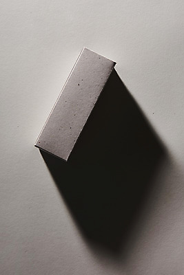 포토 JPG 스튜디오촬영 종이 포장 회색배경 실내 그림자 사람없음 상자 한개 공백 종이상자 오브젝트 패키지 포장상자 목업 국내포토 1 백그라운드 내부 회색 파일형식