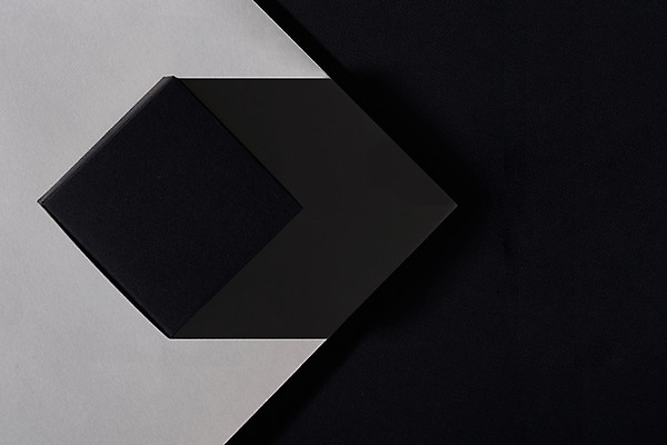 포토 JPG 스튜디오촬영 종이 검은배경 실내 그림자 사람없음 상자 하이앵글 한개 공백 공간 종이상자 오브젝트 질감 패키지 포장상자 목업 플랫레이 국내포토 1 뷰포인트 백그라운드 내부 검은색 플랫 파일형식