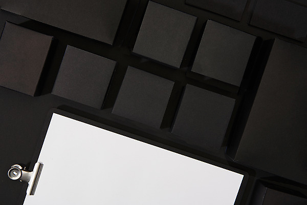 포토 JPG 스튜디오촬영 종이 검은배경 실내 사람없음 상자 하이앵글 사무용품 여러개 공백 종이상자 오브젝트 패키지 서류판 포장상자 목업 플랫레이 국내포토 뷰포인트 다수 백그라운드 문구용품 내부 검은색 플랫 파일형식