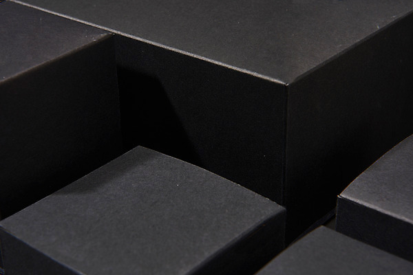 포토 JPG 스튜디오촬영 종이 검은배경 실내 그림자 사람없음 상자 여러개 공백 공간 종이상자 오브젝트 질감 패키지 포장상자 목업 국내포토 다수 백그라운드 내부 검은색 파일형식