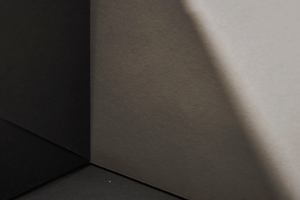 포토 JPG 스튜디오촬영 종이 검은배경 실내 그림자 사람없음 상자 공백 공간 종이상자 오브젝트 질감 패키지 포장상자 목업 국내포토 백그라운드 내부 검은색 파일형식