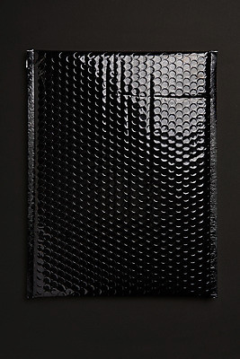 포토 JPG 스튜디오촬영 포장 검은배경 실내 안전 사람없음 하이앵글 한개 공백 포장지 오브젝트 에어캡 목업 플랫레이 국내포토 1 뷰포인트 백그라운드 내부 검은색 플랫 파일형식