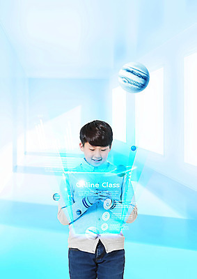 PSD 편집이미지 학생 응시 남자 지구 남학생 한명 웃음 들기 사람 상반신 앞모습 10대 파란색 스마트폰 핸드폰 행성 온라인강의 십대남자한명만 사회적거리두기 이미지편집 1 시선 캠페인 뷰포인트 컬러 모션 청소년 표정 전자제품 스마트기기 우주 강의 남자한명만 십대남자만 파일형식 언택트