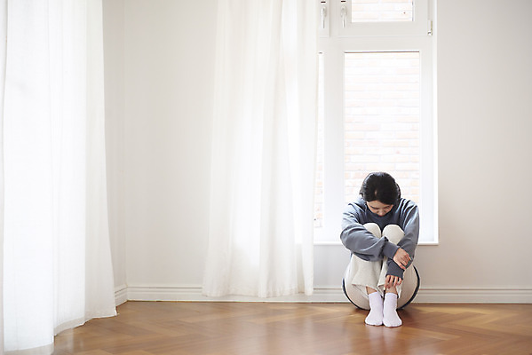 포토 JPG 전신 여자 실내 한명 성인 앞모습 30대 한국인 슬픔 마음 커튼 질병 괴로움 우울감 우울증 힘듦 성인여자한명만 코로나바이러스 자가격리 코로나블루 PTSD 국내포토 1 감정 뷰포인트 컨셉 의학 사람 동양인 내부 장년 바이러스 신조어 여자한명만 성인여자만 파일형식 격리