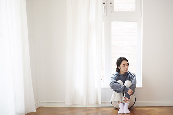포토 JPG 전신 여자 실내 한명 성인 앞모습 30대 한국인 슬픔 마음 커튼 질병 괴로움 우울감 우울증 힘듦 성인여자한명만 코로나바이러스 자가격리 코로나블루 PTSD 국내포토 1 감정 뷰포인트 컨셉 의학 사람 동양인 내부 장년 바이러스 신조어 여자한명만 성인여자만 파일형식 격리