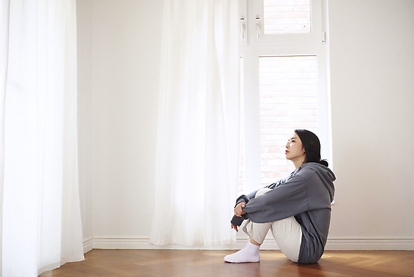 포토 JPG 전신 여자 실내 한명 성인 옆모습 30대 한국인 슬픔 마음 커튼 질병 괴로움 우울감 우울증 힘듦 성인여자한명만 코로나바이러스 자가격리 코로나블루 PTSD 국내포토 1 감정 뷰포인트 컨셉 의학 사람 동양인 내부 장년 바이러스 신조어 여자한명만 성인여자만 파일형식 격리