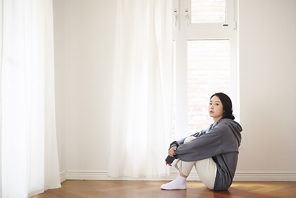 포토 JPG 전신 여자 실내 한명 앉기 성인 옆모습 30대 한국인 슬픔 마음 커튼 질병 괴로움 우울감 우울증 힘듦 성인여자한명만 코로나바이러스 자가격리 코로나블루 PTSD 국내포토 1 감정 뷰포인트 컨셉 의학 모션 사람 동양인 내부 장년 바이러스 신조어 여자한명만 성인여자만 파일형식 격리