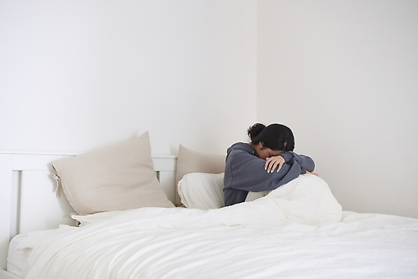 포토 JPG 여자 베개 실내 한명 상반신 성인 옆모습 30대 침실 이불 한국인 슬픔 마음 침대 질병 괴로움 우울감 우울증 힘듦 성인여자한명만 코로나바이러스 자가격리 코로나블루 PTSD 국내포토 1 감정 뷰포인트 가구 컨셉 의학 침구 사람 동양인 내부 장년 바이러스 신조어 여자한명만 성인여자만 파일형식 격리