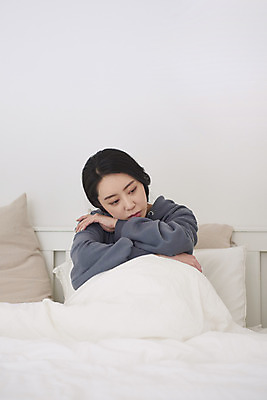 포토 JPG 여자 베개 실내 한명 상반신 성인 앞모습 30대 침실 이불 한국인 슬픔 마음 침대 질병 괴로움 우울감 우울증 힘듦 성인여자한명만 코로나바이러스 자가격리 코로나블루 PTSD 국내포토 1 감정 뷰포인트 가구 컨셉 의학 침구 사람 동양인 내부 장년 바이러스 신조어 여자한명만 성인여자만 파일형식 격리