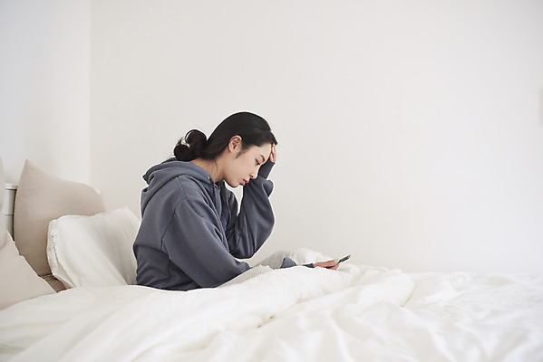 포토 JPG 여자 베개 실내 한명 들기 상반신 성인 옆모습 30대 스마트폰 침실 이불 한국인 슬픔 마음 침대 질병 괴로움 우울감 우울증 힘듦 성인여자한명만 코로나바이러스 자가격리 코로나블루 PTSD 국내포토 1 감정 뷰포인트 가구 컨셉 의학 침구 모션 사람 동양인 내부 장년 핸드폰 스마트기기 바이러스 신조어 여자한명만 성인여자만 파일형식 격리