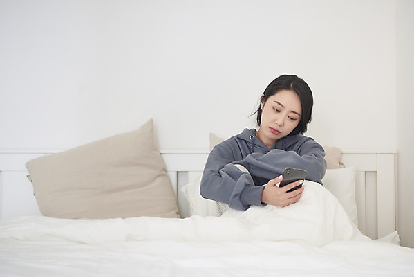 포토 JPG 여자 베개 실내 한명 들기 상반신 성인 앞모습 30대 스마트폰 침실 이불 한국인 슬픔 마음 침대 질병 괴로움 우울감 우울증 힘듦 성인여자한명만 코로나바이러스 자가격리 코로나블루 PTSD 국내포토 1 감정 뷰포인트 가구 컨셉 의학 침구 모션 사람 동양인 내부 장년 핸드폰 스마트기기 바이러스 신조어 여자한명만 성인여자만 파일형식 격리