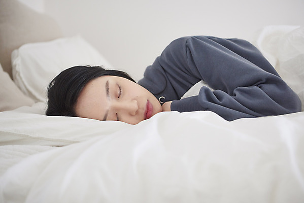 포토 JPG 여자 베개 실내 한명 상반신 성인 앞모습 30대 침실 이불 한국인 슬픔 마음 침대 잠 질병 괴로움 방해 숙면 우울감 우울증 힘듦 성인여자한명만 코로나바이러스 자가격리 코로나블루 PTSD 국내포토 1 감정 뷰포인트 가구 컨셉 의학 침구 사람 동양인 내부 장년 바이러스 신조어 여자한명만 성인여자만 파일형식 격리