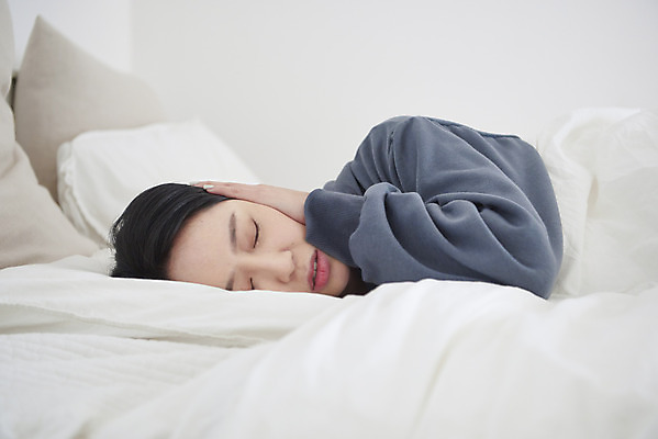 포토 JPG 여자 베개 실내 한명 상반신 성인 앞모습 30대 침실 이불 한국인 슬픔 마음 침대 잠 질병 귀막기 괴로움 방해 숙면 우울감 우울증 힘듦 성인여자한명만 코로나바이러스 자가격리 코로나블루 PTSD 국내포토 1 감정 뷰포인트 가구 컨셉 의학 침구 사람 동양인 손짓 내부 장년 바이러스 신조어 여자한명만 성인여자만 파일형식 격리