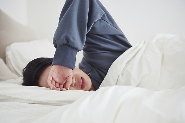 포토 JPG 여자 베개 실내 한명 상반신 성인 앞모습 30대 침실 이불 한국인 슬픔 마음 침대 눈가림 잠 질병 괴로움 방해 숙면 우울감 우울증 힘듦 성인여자한명만 코로나바이러스 자가격리 코로나블루 PTSD 국내포토 1 감정 뷰포인트 가구 컨셉 의학 침구 사람 동양인 내부 장년 가림 바이러스 신조어 여자한명만 성인여자만 파일형식 격리