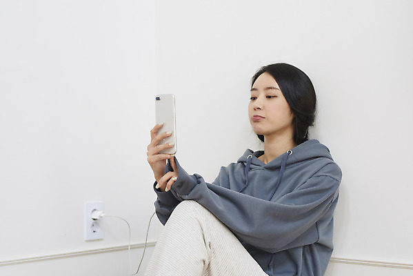 포토 JPG 여자 실내 한명 상반신 성인 옆모습 30대 스마트폰 한국인 슬픔 콘센트 전기에너지 질병 스마트폰중독 충전 우울감 우울증 집착 성인여자한명만 스몸비 코로나바이러스 코로나블루 PTSD 국내포토 1 감정 뷰포인트 컨셉 의학 사람 동양인 내부 장년 핸드폰 스마트기기 에너지 바이러스 신조어 중독 여자한명만 성인여자만 파일형식