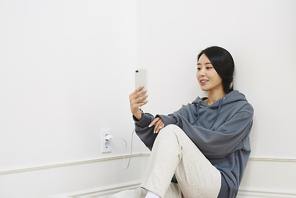 포토 JPG 여자 실내 한명 미소 상반신 성인 옆모습 30대 스마트폰 한국인 슬픔 콘센트 전기에너지 질병 셀프카메라 충전 우울감 우울증 성인여자한명만 코로나바이러스 코로나블루 PTSD 국내포토 1 감정 뷰포인트 의학 표정 사람 동양인 내부 장년 핸드폰 스마트기기 사진촬영 에너지 바이러스 신조어 여자한명만 성인여자만 파일형식