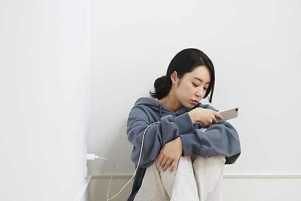 포토 JPG 응시 여자 실내 한명 상반신 성인 앞모습 30대 스마트폰 한국인 슬픔 콘센트 전기에너지 질병 영상 충전 우울감 우울증 집착 성인여자한명만 코로나바이러스 코로나블루 PTSD 국내포토 1 시선 감정 뷰포인트 컨셉 의학 사람 동양인 내부 장년 핸드폰 스마트기기 에너지 바이러스 신조어 여자한명만 성인여자만 파일형식