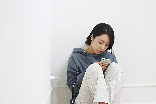 포토 JPG 응시 여자 실내 한명 상반신 성인 앞모습 30대 스마트폰 한국인 슬픔 콘센트 전기에너지 질병 영상 충전 우울감 우울증 집착 성인여자한명만 코로나바이러스 코로나블루 PTSD 국내포토 1 시선 감정 뷰포인트 컨셉 의학 사람 동양인 내부 장년 핸드폰 스마트기기 에너지 바이러스 신조어 여자한명만 성인여자만 파일형식