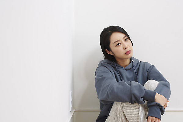 포토 JPG 여자 실내 한명 상반신 성인 앞모습 30대 한국인 슬픔 기다림 질병 무기력 무기력증 우울감 우울증 성인여자한명만 연락 코로나바이러스 코로나블루 PTSD 국내포토 1 감정 뷰포인트 컨셉 의학 모션 사람 동양인 내부 장년 바이러스 신조어 여자한명만 성인여자만 파일형식