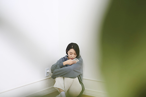 포토 JPG 여자 실내 한명 상반신 성인 앞모습 30대 스마트폰 한국인 슬픔 기다림 콘센트 전기에너지 질병 충전 우울감 우울증 집착 성인여자한명만 연락 코로나바이러스 코로나블루 PTSD 국내포토 1 감정 뷰포인트 컨셉 의학 모션 사람 동양인 내부 장년 핸드폰 스마트기기 에너지 바이러스 신조어 여자한명만 성인여자만 파일형식