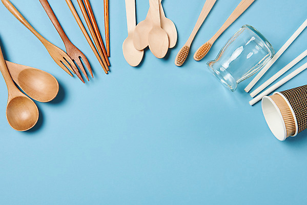 포토 JPG 스튜디오촬영 젓가락 유리병 실내 사람없음 하이앵글 자연보호 환경 숟가락 그린캠페인 재활용 칫솔 종이컵 오브젝트 에코 친환경 파란배경 나무숟가락 나무젓가락 나무포크 친환경제품 플랫레이 제로웨이스트 종이빨대 국내포토 캠페인 뷰포인트 백그라운드 포크 자연 병_용기 수저 빨대 내부 컵 파란색 위생용품 플랫 보호 일회용 사회이슈 파일형식