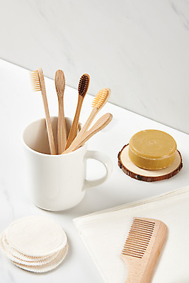 포토 캠페인 백그라운드 자연 실내 내부 컵 위생용품 환경 그린캠페인 화장용품 흰색 미용용품 보호 칫솔 사회이슈 친환경 파일형식 대나무칫솔 머리빗 에코 비누 화장솜 스튜디오촬영 재활용 머그컵 욕실 JPG 흰배경 제로웨이스트 오브젝트 사람없음 친환경제품 자연보호 국내포토