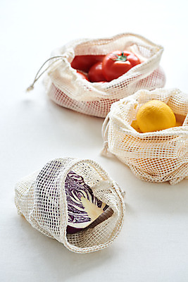 포토 JPG 스튜디오촬영 토마토 채소 오렌지 과일 실내 사람없음 자연보호 환경 그린캠페인 재활용 장바구니 오브젝트 흰배경 에코 친환경 양배추 친환경제품 제로웨이스트 네트백 국내포토 캠페인 백그라운드 가방 자연 내부 쇼핑 바구니 흰색 보호 사회이슈 파일형식