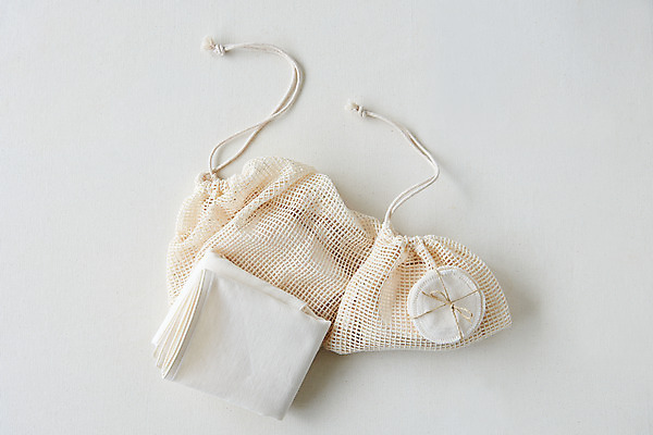 포토 JPG 스튜디오촬영 실내 사람없음 하이앵글 자연보호 환경 그린캠페인 재활용 천 장바구니 오브젝트 흰배경 에코 친환경 친환경제품 화장솜 플랫레이 제로웨이스트 국내포토 캠페인 뷰포인트 백그라운드 자연 내부 쇼핑 바구니 화장용품 흰색 직물 플랫 보호 사회이슈 파일형식