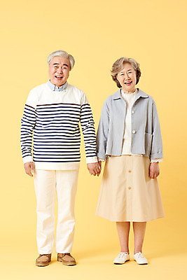 포토 JPG 스튜디오촬영 전신 부부 여자 할아버지 노년 남자 할머니 가족 실내 서기 미소 이벤트 두명 앞모습 캐주얼 실버라이프 손잡기 노부부 화목 다정 한국인 60대 즐거움 노란배경 노인만 오팔세대 뉴식스티 액티브시니어 국내포토 라이프스타일 커플 옷 감정 뷰포인트 백그라운드 컨셉 관계 모션 표정 사람 동양인 성인 내부 경제 노란색 신조어 세대 성인만 파일형식