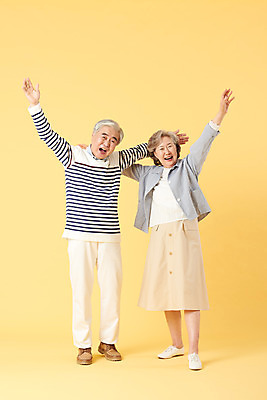 포토 JPG 스튜디오촬영 전신 부부 여자 할아버지 노년 남자 할머니 가족 실내 서기 웃음 이벤트 두명 앞모습 캐주얼 실버라이프 손들기 노부부 파이팅 화목 다정 한국인 60대 즐거움 노란배경 노인만 오팔세대 뉴식스티 액티브시니어 국내포토 라이프스타일 커플 옷 감정 뷰포인트 백그라운드 컨셉 관계 모션 표정 사람 동양인 성인 내부 경제 노란색 신조어 세대 성인만 파일형식