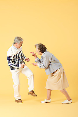포토 JPG 스튜디오촬영 전신 부부 여자 할아버지 노년 남자 할머니 장난 가족 실내 서기 손짓 이벤트 두명 옆모습 캐주얼 실버라이프 노부부 화목 다정 한국인 60대 즐거움 노란배경 노인만 오팔세대 뉴식스티 액티브시니어 국내포토 라이프스타일 커플 옷 감정 뷰포인트 백그라운드 컨셉 관계 모션 사람 동양인 성인 내부 경제 노란색 신조어 세대 성인만 파일형식