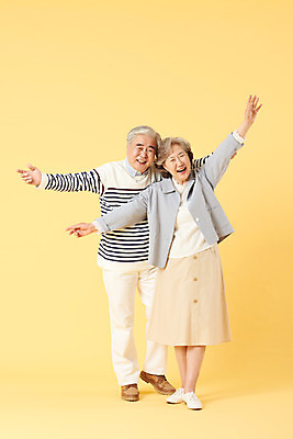 포토 JPG 스튜디오촬영 전신 부부 여자 할아버지 노년 남자 할머니 가족 실내 서기 웃음 이벤트 두명 앞모습 캐주얼 실버라이프 손들기 노부부 파이팅 화목 다정 한국인 60대 즐거움 노란배경 노인만 오팔세대 뉴식스티 액티브시니어 국내포토 라이프스타일 커플 옷 감정 뷰포인트 백그라운드 컨셉 관계 모션 표정 사람 동양인 성인 내부 경제 노란색 신조어 세대 성인만 파일형식