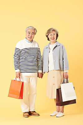 포토 JPG 스튜디오촬영 전신 부부 여자 할아버지 노년 남자 할머니 가족 실내 선물 서기 미소 들기 이벤트 두명 앞모습 캐주얼 실버라이프 쇼핑 쇼핑백 세일 손잡기 노부부 화목 다정 한국인 60대 즐거움 노란배경 노인만 오팔세대 뉴식스티 액티브시니어 국내포토 라이프스타일 커플 옷 감정 뷰포인트 백그라운드 컨셉 가방 관계 모션 표정 사람 동양인 성인 내부 경제 노란색 신조어 세대 성인만 파일형식