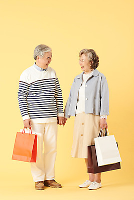 포토 JPG 스튜디오촬영 전신 부부 여자 할아버지 노년 남자 할머니 가족 실내 선물 서기 미소 들기 이벤트 두명 앞모습 캐주얼 실버라이프 쇼핑 쇼핑백 세일 마주보기 손잡기 노부부 화목 다정 한국인 60대 즐거움 노란배경 노인만 오팔세대 뉴식스티 액티브시니어 국내포토 라이프스타일 커플 옷 감정 뷰포인트 백그라운드 컨셉 가방 관계 모션 표정 사람 동양인 성인 내부 경제 노란색 신조어 세대 성인만 파일형식