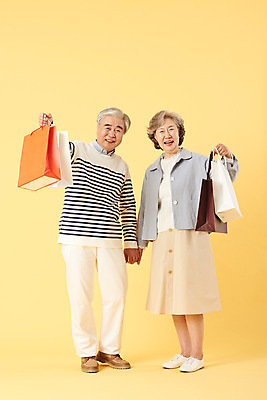 포토 JPG 스튜디오촬영 전신 부부 여자 할아버지 노년 남자 할머니 가족 실내 선물 서기 미소 들기 이벤트 두명 앞모습 캐주얼 실버라이프 쇼핑 쇼핑백 세일 손잡기 노부부 화목 다정 한국인 60대 즐거움 노란배경 노인만 오팔세대 뉴식스티 액티브시니어 국내포토 라이프스타일 커플 옷 감정 뷰포인트 백그라운드 컨셉 가방 관계 모션 표정 사람 동양인 성인 내부 경제 노란색 신조어 세대 성인만 파일형식