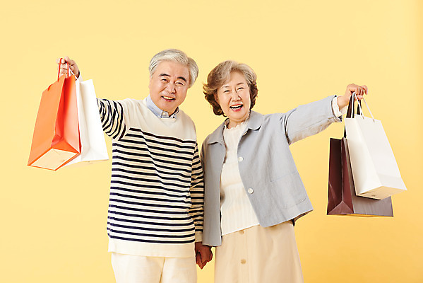 포토 JPG 스튜디오촬영 부부 여자 할아버지 노년 남자 할머니 가족 실내 선물 서기 미소 들기 이벤트 상반신 두명 앞모습 캐주얼 실버라이프 쇼핑 쇼핑백 세일 노부부 화목 다정 한국인 60대 즐거움 노란배경 노인만 오팔세대 뉴식스티 액티브시니어 국내포토 라이프스타일 커플 옷 감정 뷰포인트 백그라운드 컨셉 가방 관계 모션 표정 사람 동양인 성인 내부 경제 노란색 신조어 세대 성인만 파일형식