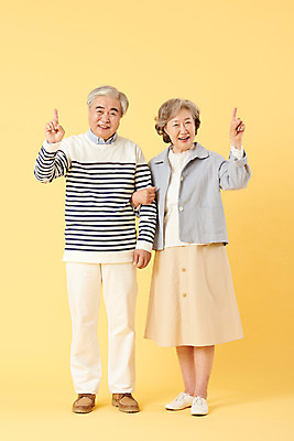 포토 JPG 스튜디오촬영 전신 1 부부 여자 할아버지 노년 남자 할머니 가족 실내 서기 미소 손짓 이벤트 두명 앞모습 캐주얼 실버라이프 팔짱 노부부 화목 다정 한국인 가리킴 60대 즐거움 노란배경 노인만 오팔세대 뉴식스티 액티브시니어 국내포토 라이프스타일 커플 옷 감정 뷰포인트 백그라운드 컨셉 관계 모션 표정 사람 동양인 성인 내부 경제 노란색 신조어 세대 성인만 파일형식