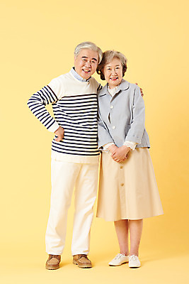포토 JPG 스튜디오촬영 전신 부부 여자 할아버지 노년 남자 할머니 허리손 가족 실내 서기 미소 이벤트 두명 앞모습 캐주얼 실버라이프 노부부 화목 다정 한국인 60대 즐거움 노란배경 노인만 어깨에손 오팔세대 뉴식스티 액티브시니어 국내포토 라이프스타일 커플 옷 감정 뷰포인트 포즈 백그라운드 컨셉 관계 모션 표정 사람 동양인 성인 내부 경제 노란색 신조어 세대 성인만 파일형식