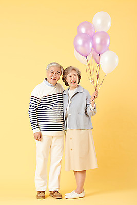 포토 JPG 스튜디오촬영 전신 부부 여자 할아버지 노년 남자 할머니 가족 실내 선물 서기 미소 들기 이벤트 두명 앞모습 옆모습 캐주얼 실버라이프 노부부 화목 다정 한국인 60대 즐거움 풍선 노란배경 노인만 오팔세대 뉴식스티 액티브시니어 국내포토 라이프스타일 커플 옷 감정 뷰포인트 백그라운드 컨셉 관계 모션 표정 사람 동양인 성인 내부 경제 노란색 신조어 세대 성인만 파일형식