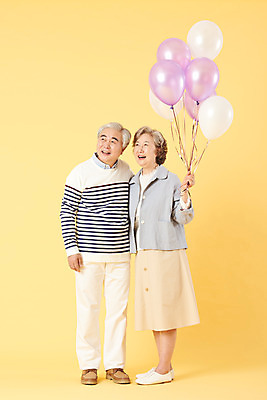 포토 JPG 스튜디오촬영 전신 부부 응시 여자 할아버지 노년 남자 할머니 가족 실내 선물 서기 미소 들기 이벤트 두명 앞모습 옆모습 캐주얼 실버라이프 노부부 화목 다정 한국인 60대 즐거움 풍선 노란배경 노인만 오팔세대 뉴식스티 액티브시니어 국내포토 라이프스타일 커플 시선 옷 감정 뷰포인트 백그라운드 컨셉 관계 모션 표정 사람 동양인 성인 내부 경제 노란색 신조어 세대 성인만 파일형식