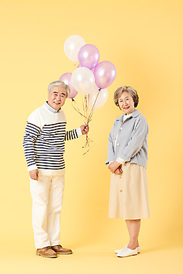 포토 JPG 스튜디오촬영 전신 부부 여자 할아버지 노년 남자 할머니 가족 실내 선물 서기 미소 들기 이벤트 두명 옆모습 캐주얼 실버라이프 노부부 화목 다정 한국인 60대 수줍음 즐거움 풍선 노란배경 노인만 오팔세대 뉴식스티 액티브시니어 국내포토 라이프스타일 커플 옷 감정 뷰포인트 백그라운드 컨셉 관계 모션 표정 사람 동양인 성인 내부 경제 노란색 신조어 세대 성인만 파일형식