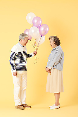 포토 JPG 스튜디오촬영 전신 부부 여자 할아버지 노년 남자 할머니 가족 실내 선물 서기 미소 웃음 들기 이벤트 두명 옆모습 캐주얼 실버라이프 노부부 화목 다정 한국인 60대 수줍음 즐거움 풍선 노란배경 노인만 오팔세대 뉴식스티 액티브시니어 국내포토 라이프스타일 커플 옷 감정 뷰포인트 백그라운드 컨셉 관계 모션 표정 사람 동양인 성인 내부 경제 노란색 신조어 세대 성인만 파일형식