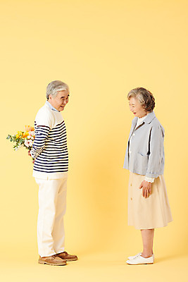 포토 JPG 스튜디오촬영 전신 부부 여자 기념일 할아버지 노년 남자 꽃 할머니 꽃다발 가족 실내 선물 서기 이벤트 두명 옆모습 캐주얼 실버라이프 노부부 화목 다정 한국인 60대 즐거움 숨김 노란배경 노인만 오팔세대 뉴식스티 액티브시니어 국내포토 식물 라이프스타일 커플 옷 감정 뷰포인트 백그라운드 컨셉 관계 모션 사람 동양인 성인 내부 경제 노란색 신조어 세대 성인만 파일형식