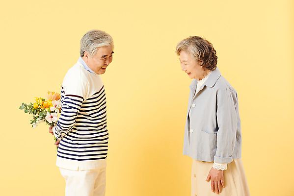 포토 JPG 스튜디오촬영 부부 여자 기념일 할아버지 노년 남자 꽃 할머니 꽃다발 가족 실내 선물 서기 미소 이벤트 상반신 두명 옆모습 캐주얼 실버라이프 노부부 화목 다정 한국인 60대 즐거움 숨김 노란배경 노인만 오팔세대 뉴식스티 액티브시니어 국내포토 식물 라이프스타일 커플 옷 감정 뷰포인트 백그라운드 컨셉 관계 모션 표정 사람 동양인 성인 내부 경제 노란색 신조어 세대 성인만 파일형식