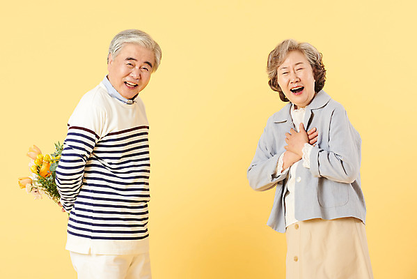 포토 JPG 스튜디오촬영 부부 여자 기념일 할아버지 노년 남자 꽃 할머니 꽃다발 가족 실내 선물 서기 미소 이벤트 상반신 두명 옆모습 캐주얼 실버라이프 노부부 화목 다정 한국인 60대 즐거움 숨김 노란배경 노인만 오팔세대 뉴식스티 액티브시니어 국내포토 식물 라이프스타일 커플 옷 감정 뷰포인트 백그라운드 컨셉 관계 모션 표정 사람 동양인 성인 내부 경제 노란색 신조어 세대 성인만 파일형식
